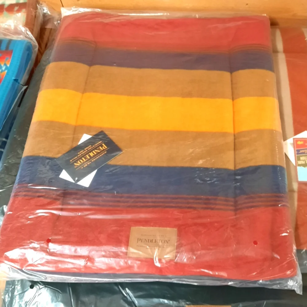 BRAND New Pendleton Comfort Cushion Pet Bed Small